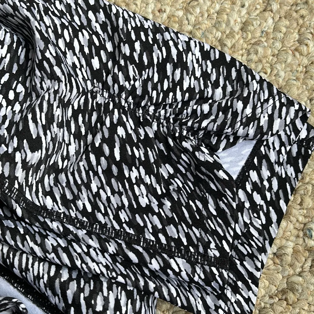 CALVIN KLEIN Performance Meteor Print Crop Leggings Size Medium - Image 16