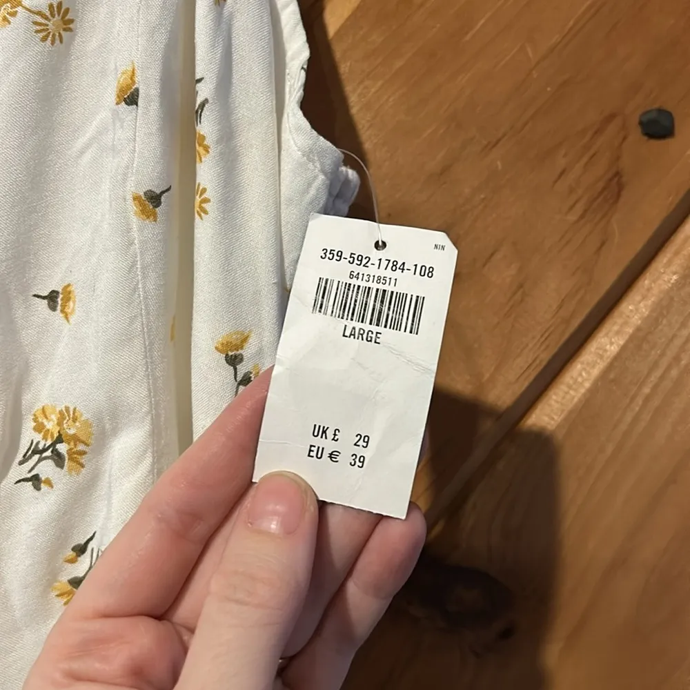 Hollister white with dainty yellow flowers belted mini dress NWT - Image 5