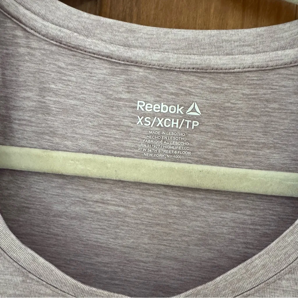Reebok Reflective T Shirt Women’s XS Heathered Mauve Pink Scoop Neck Active Top - Image 2