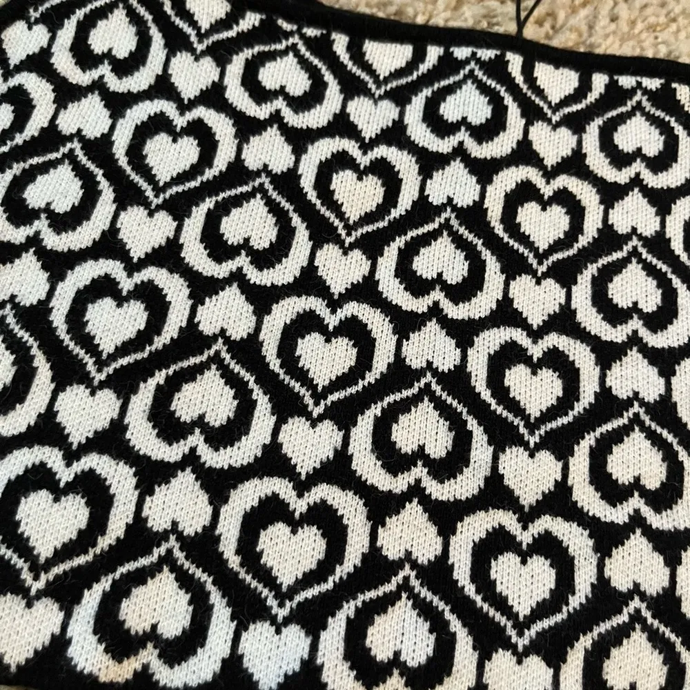 Black and white heart patterned crop sleeveless top never worn - Image 3