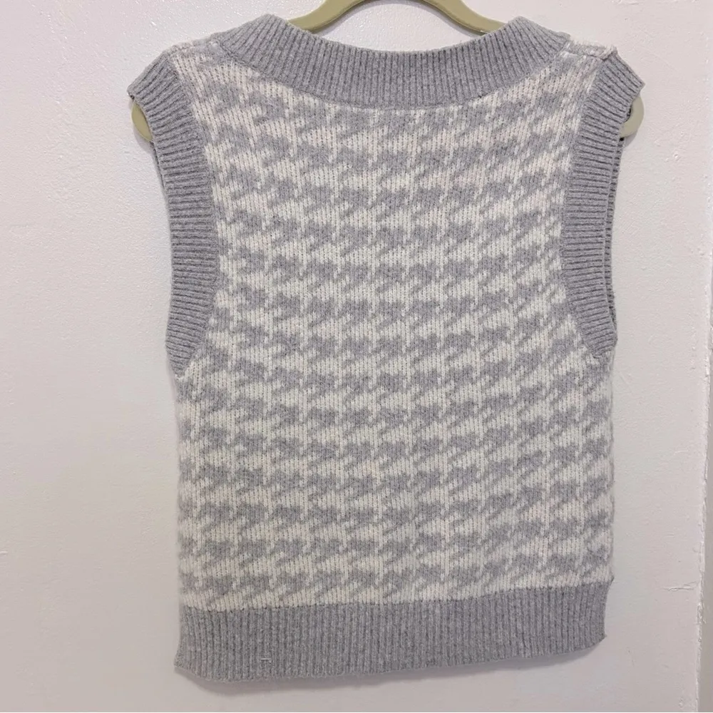 Abercrombie and Fitch Crop Houndstooth V Neck Sweater Vest - Image 2