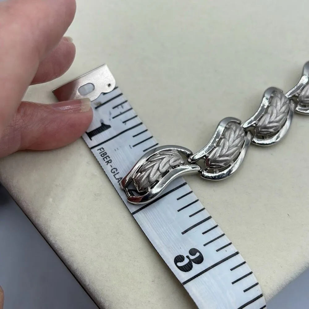 VTG Trifari leaf pattern link bracelet minimalist - Image 7