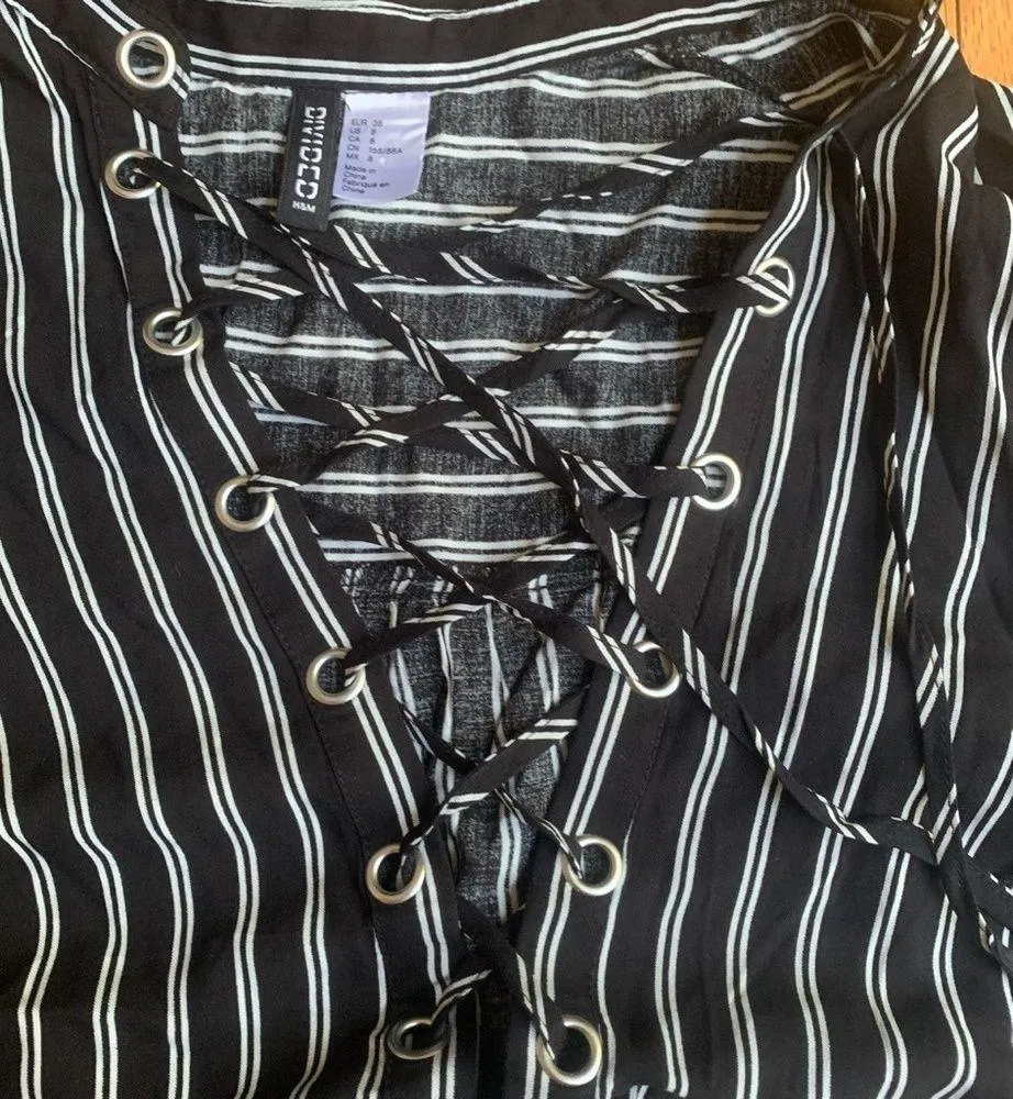 H&M Black and white striped tie front long sleeve top size 8 - Image 3