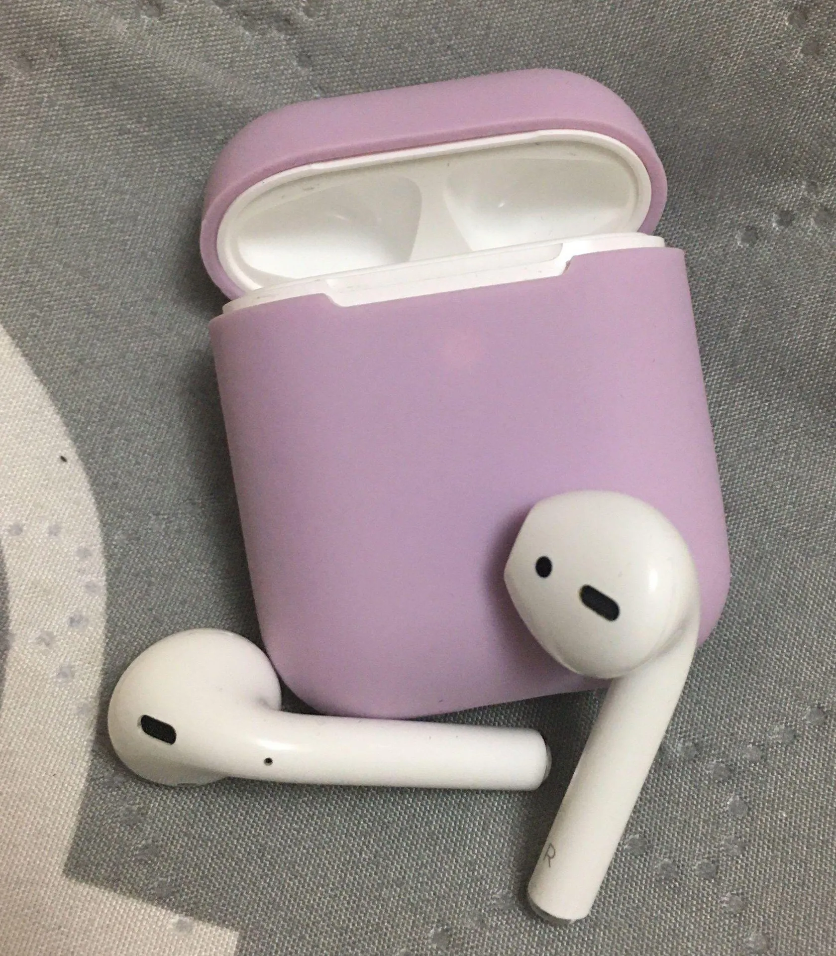 Apple AirPods - Image 2