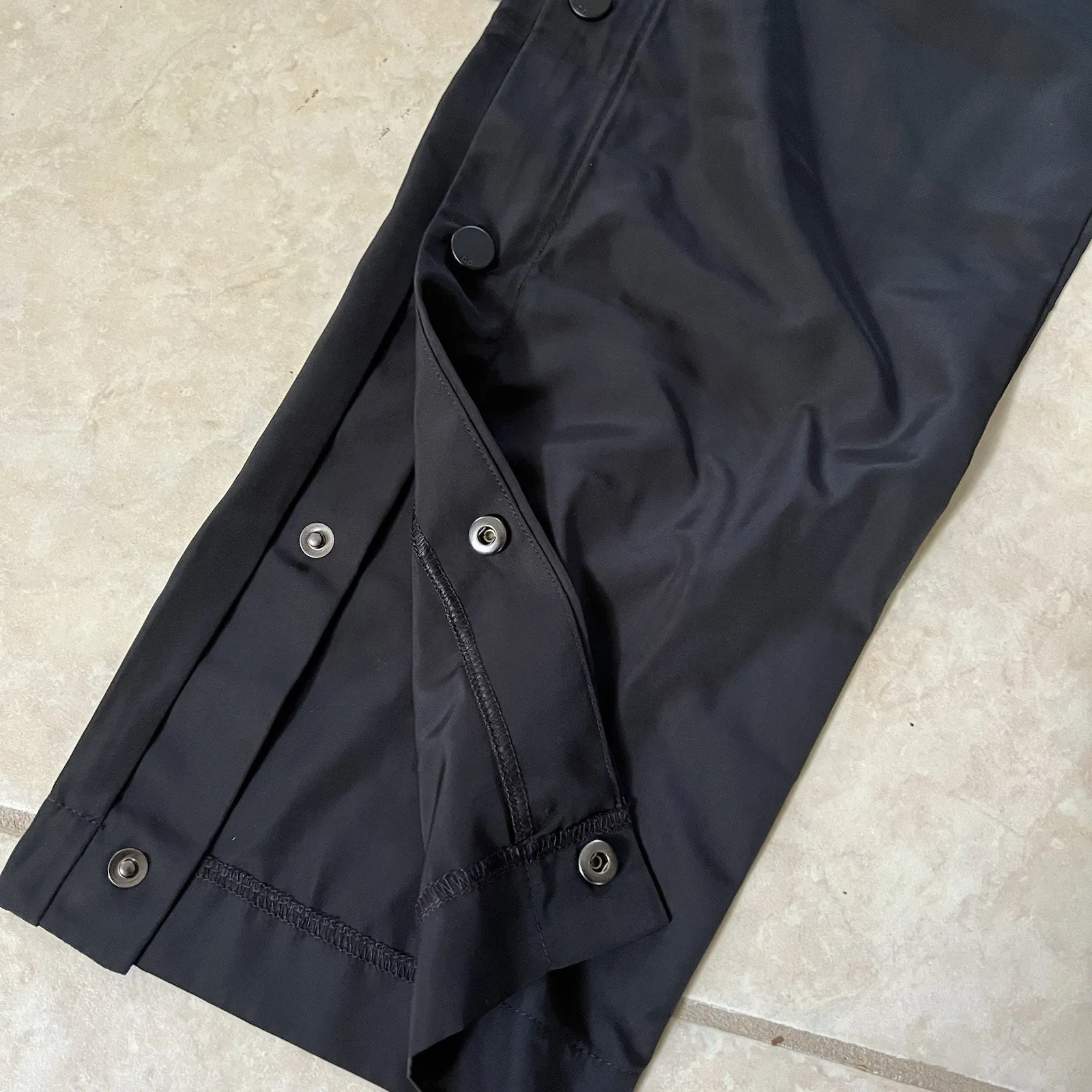 ALO Yoga Courtside Tearaway Side Snap Button Pant Women’s Size XS Triple Black - Image 4