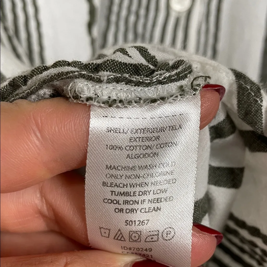 LOFT Women’s Seersucker Striped Gray White Button-Up Shirt - Image 8