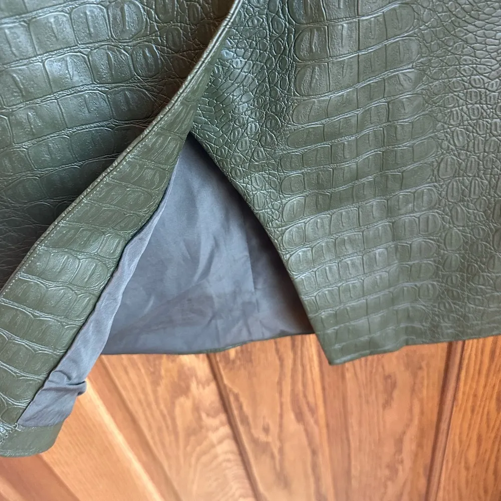 Crocodile Pencil Skirt Green Faux Leather Size 6 Front Slit Chic Career - Image 3