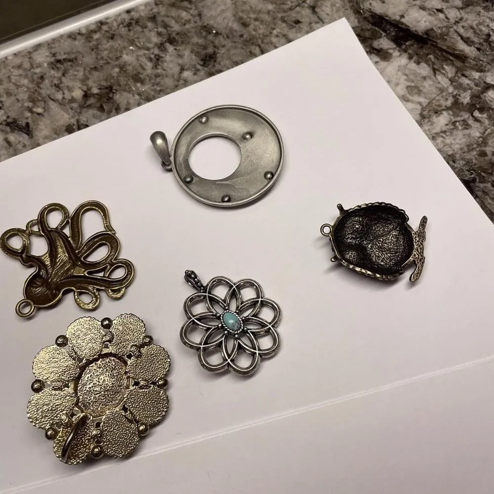 Lot Of 5 Pretty Costume Pendants / Charms - Image 6