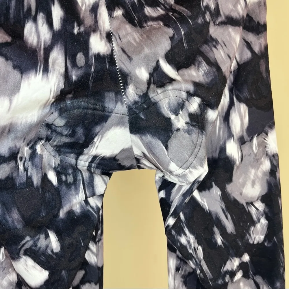 Performance bicycle padded cycling capri workout pants black and white medium - Image 4