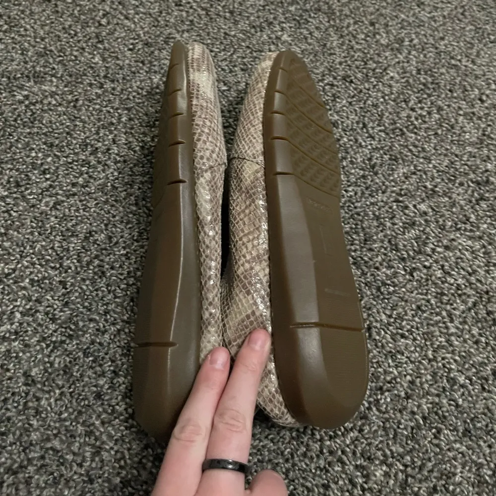 Aerosoles Beige Snake Print Slip On Flats Loafers 9W - Image 6