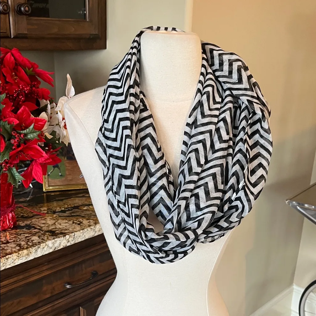 Black and White Chevron Scarf - Image 2