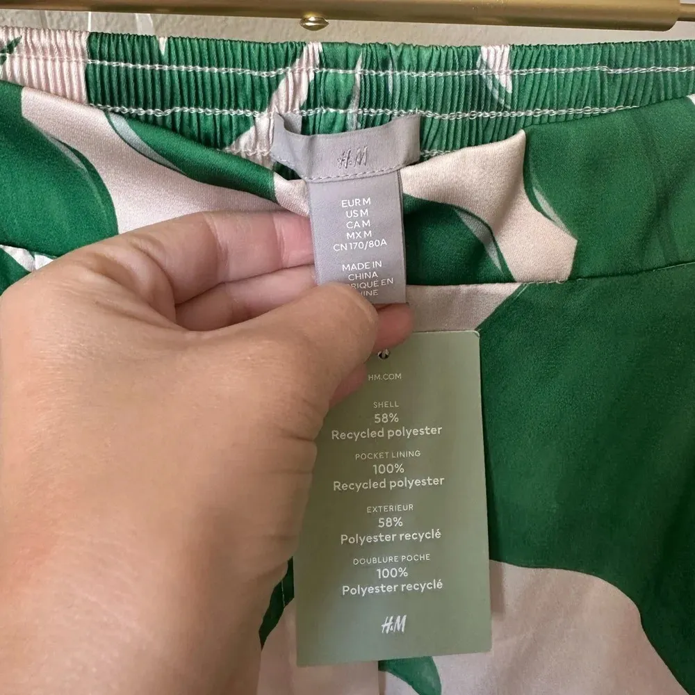 NWT Beautiful H&M Satin 2 Piece Leaf Outfit - Image 4