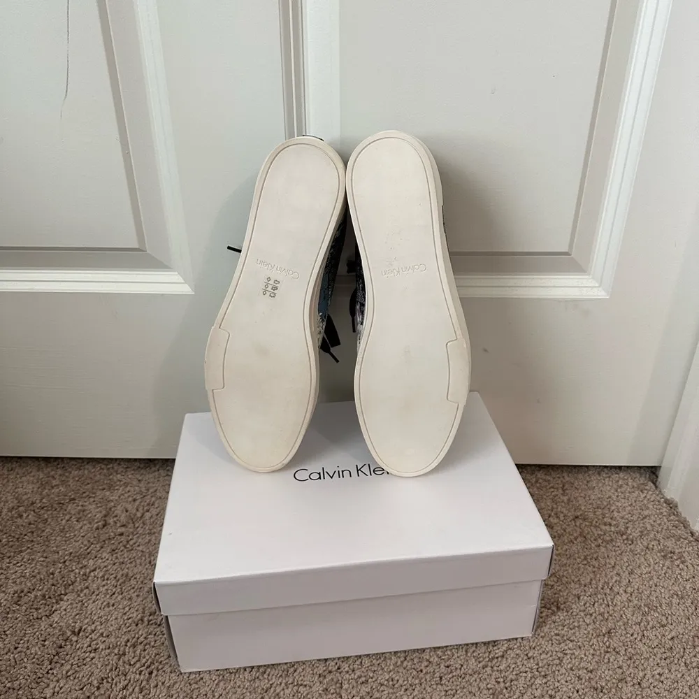 Calvin Klein Imilia CK Logo Floral Print Low Top Casual Sneakers Women 11 - Image 4