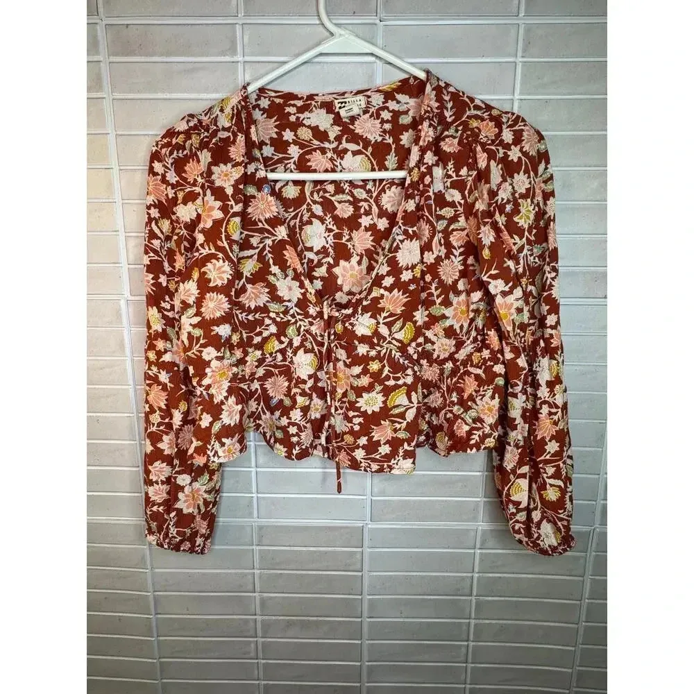 Billabong cropped floral top in size extra small - Image 2