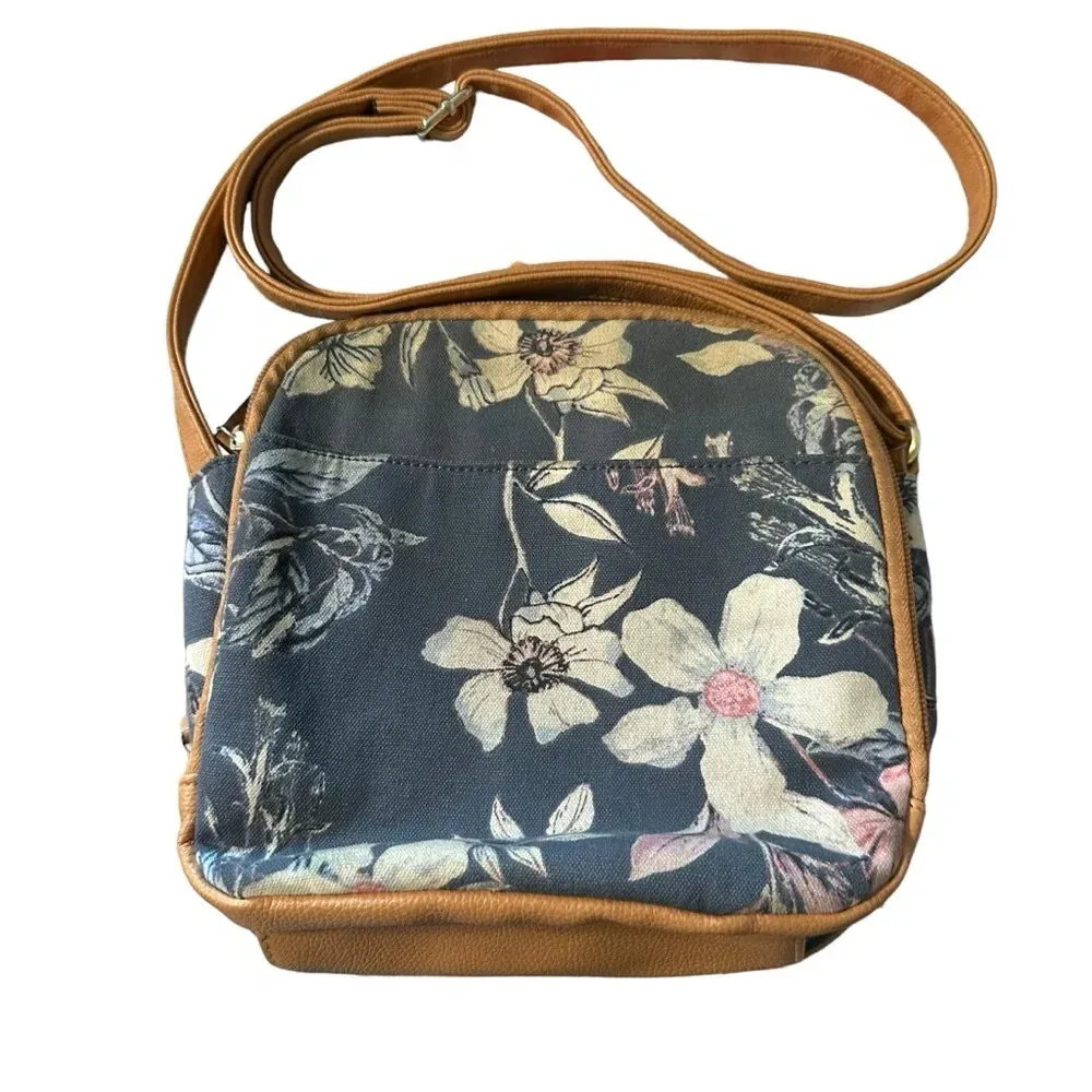 Jaclyn Smith women's floral crossbody with lots of pockets - Image 3
