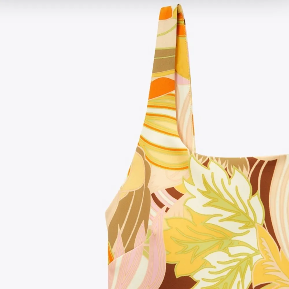 NWT. Zara Yellow/Orange Retro Print Top with Scrunchie. Size S - Image 7