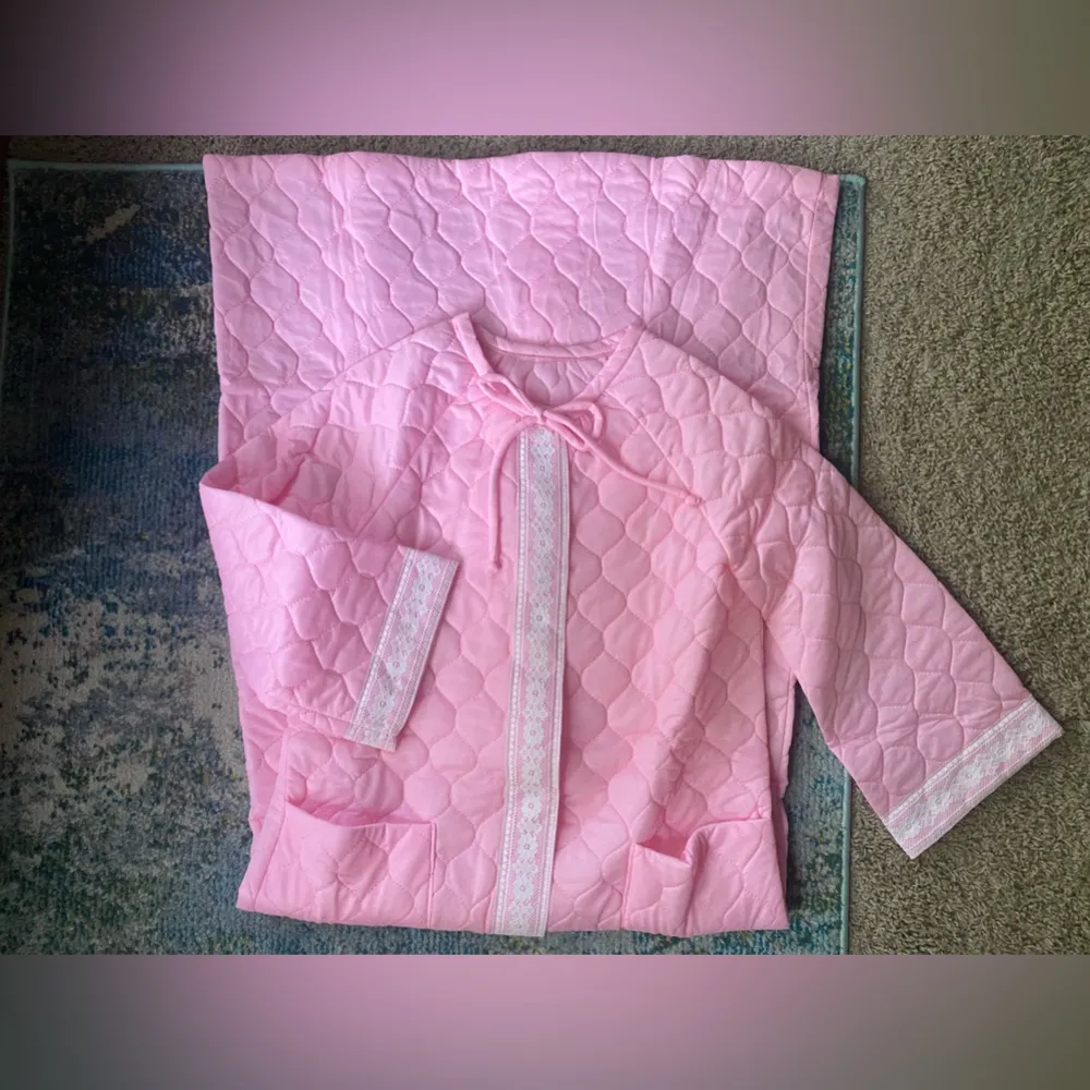 Vintage quilted pink maxi lace trim house coat robe, size small medium - Image 2