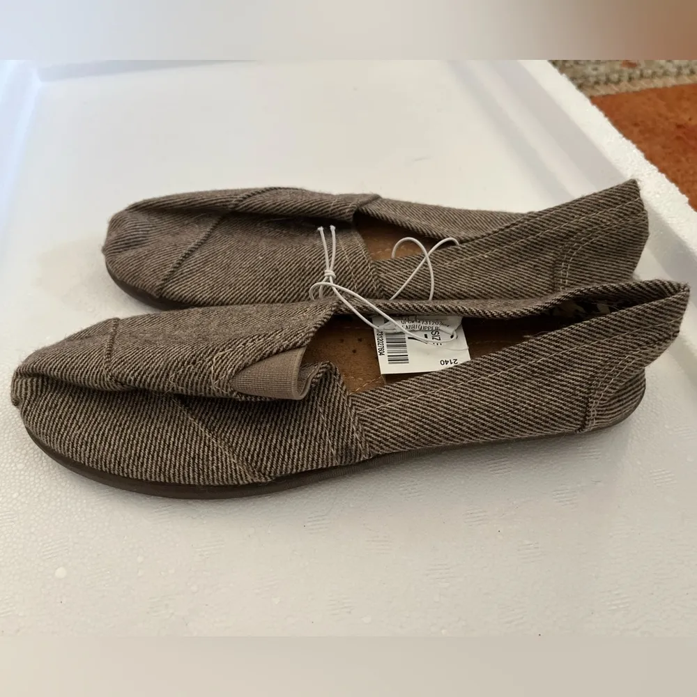 NWT: Brown Casual Slip - Image 3