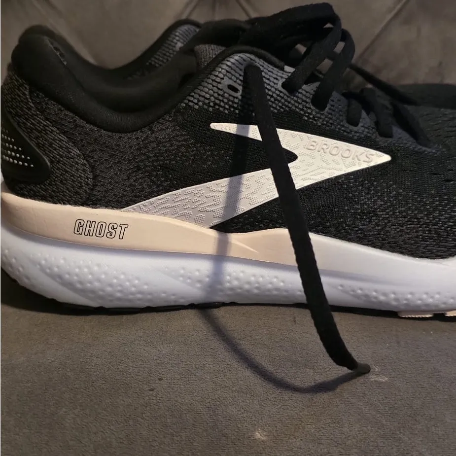 Brooks Black and Gray Running Shoes - Image 5