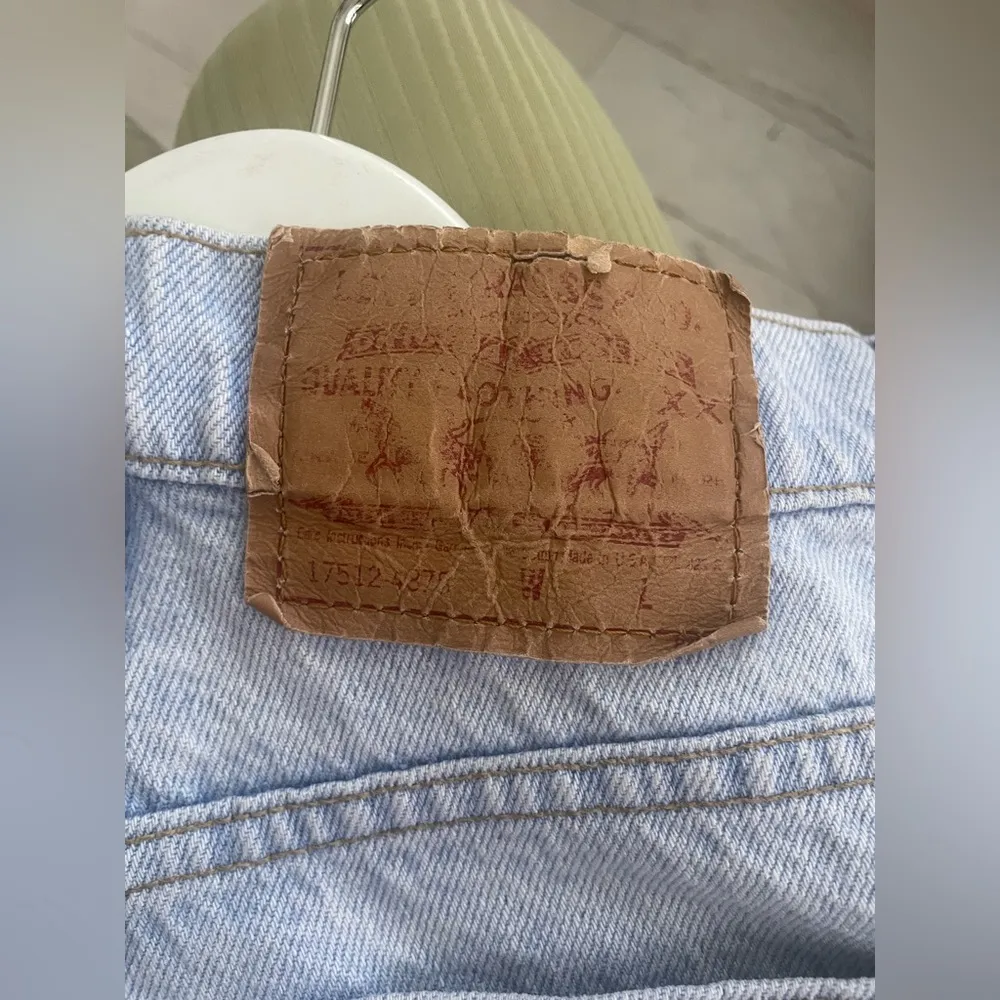 Levis Vintage 90s JEANS  Size 25 Raw hem 17512-4375 - Image 4
