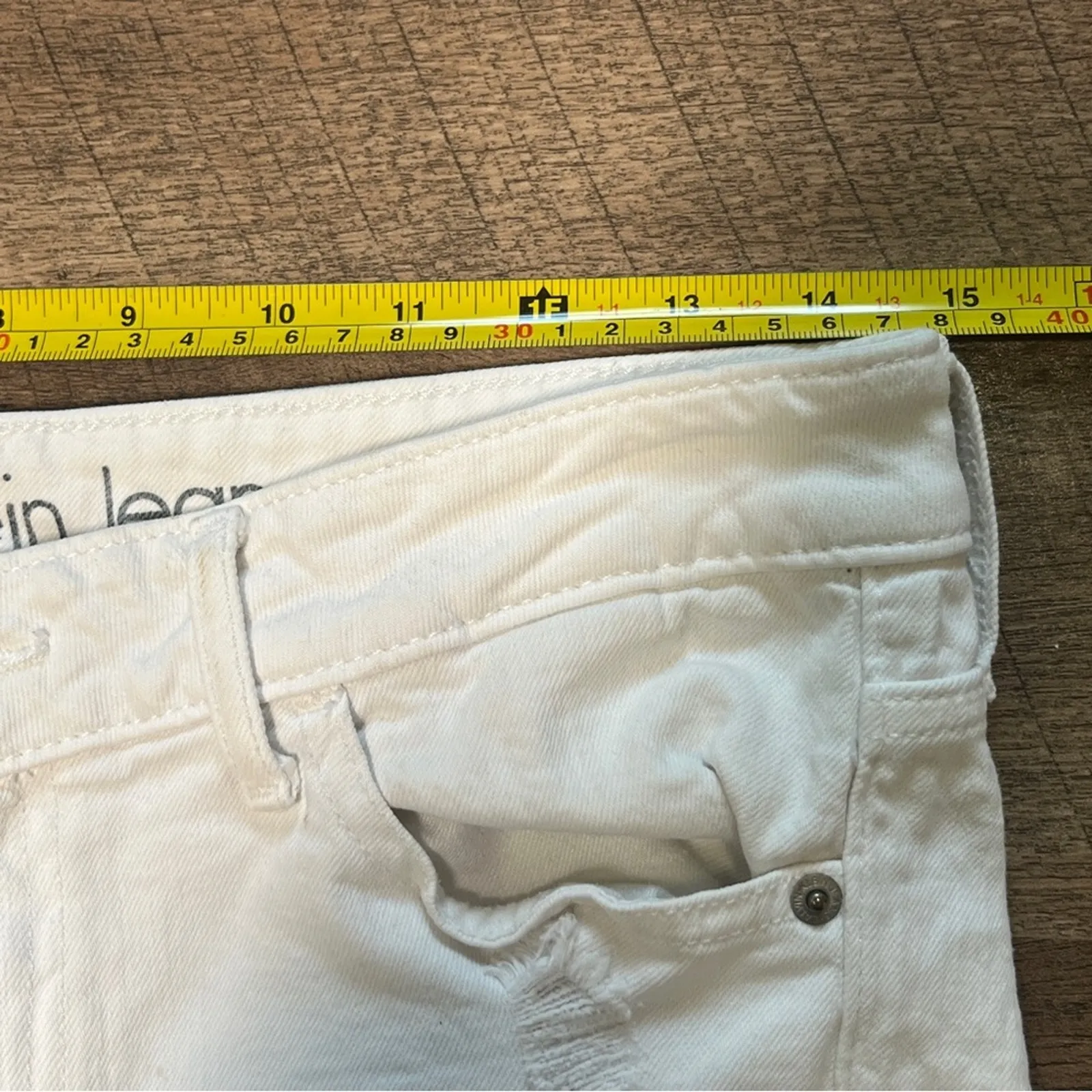 Calvin Klein White Capri Jeans Womens Size 8 Raw Hem Distressed Frayed Cropped - Image 4