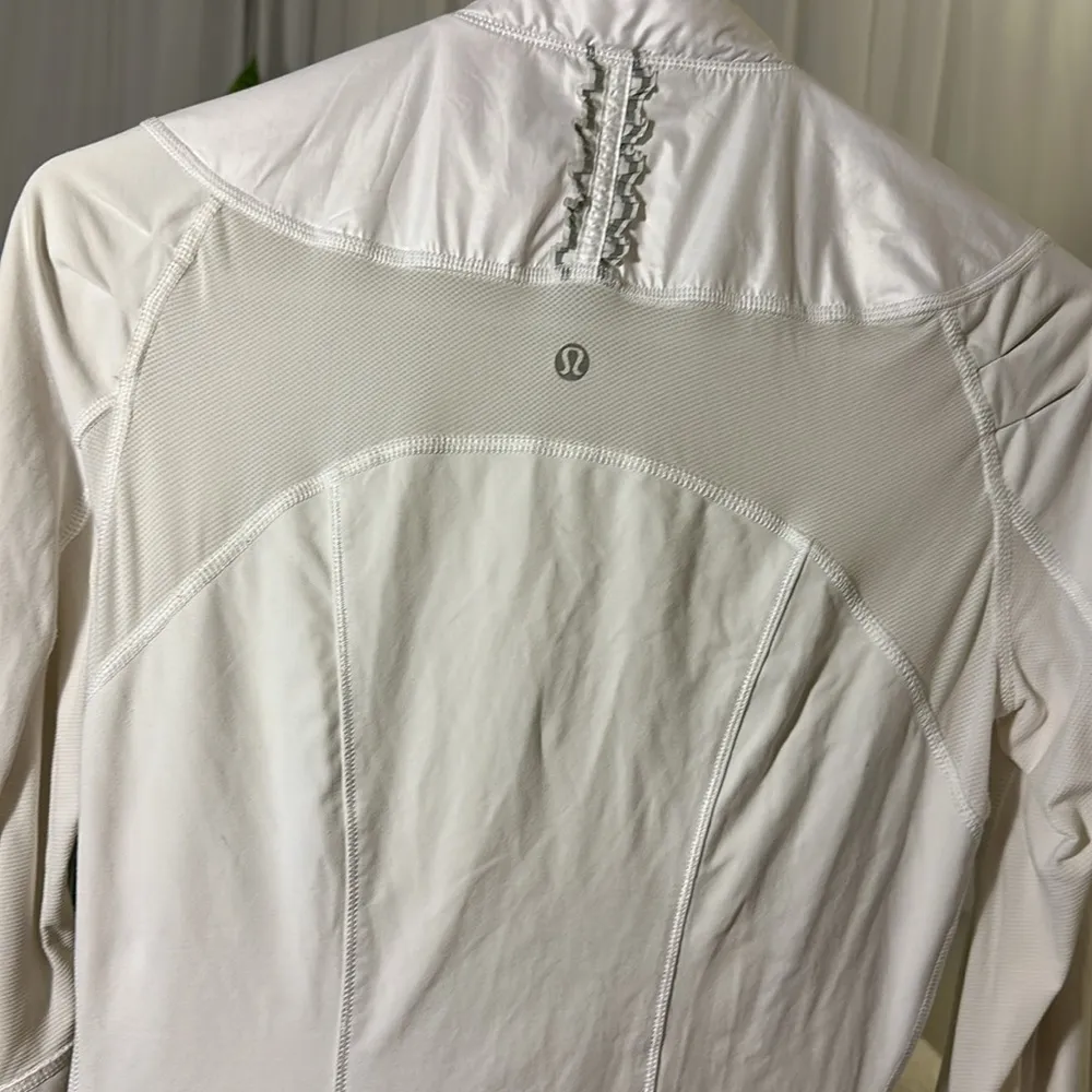 Lululemon breathable jacket white with asymmetrical zip collar to left size 6 - Image 11