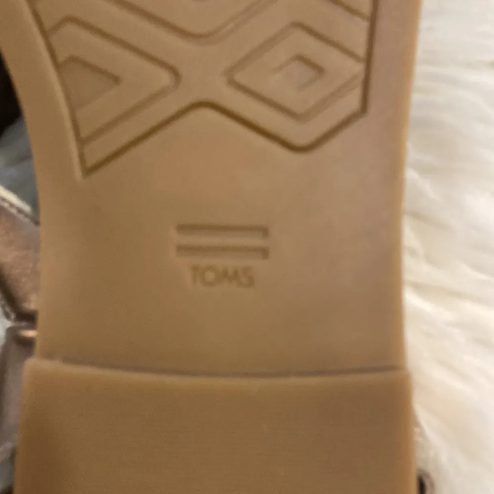 TOMS SANDALS SIZE 10 GOLD COLOR BNWOT LEATHER UPPER - Image 7