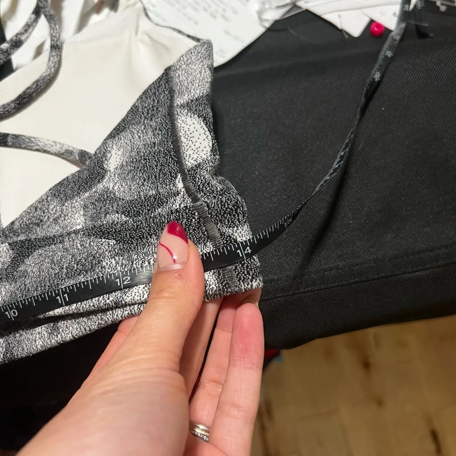 Athleta SportsBra Womens Small Black White Floral Abstract Criss-Cross Back - Image 5