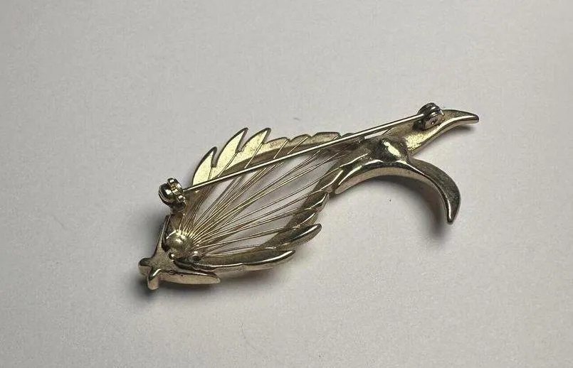 Fish Wire Design Gold Tone Brooch Pin - Image 6