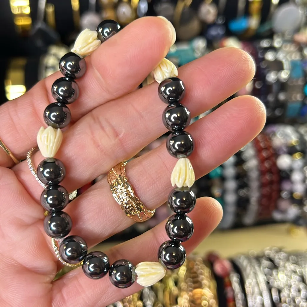 183A Hematite & Pikake Shell Bead 8mm Bracelet Black - Image 2