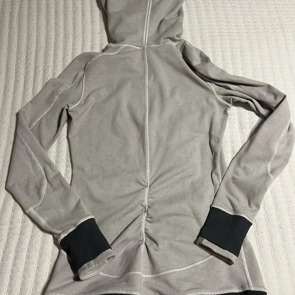 Lululemon  Sweatshirt - Image 4