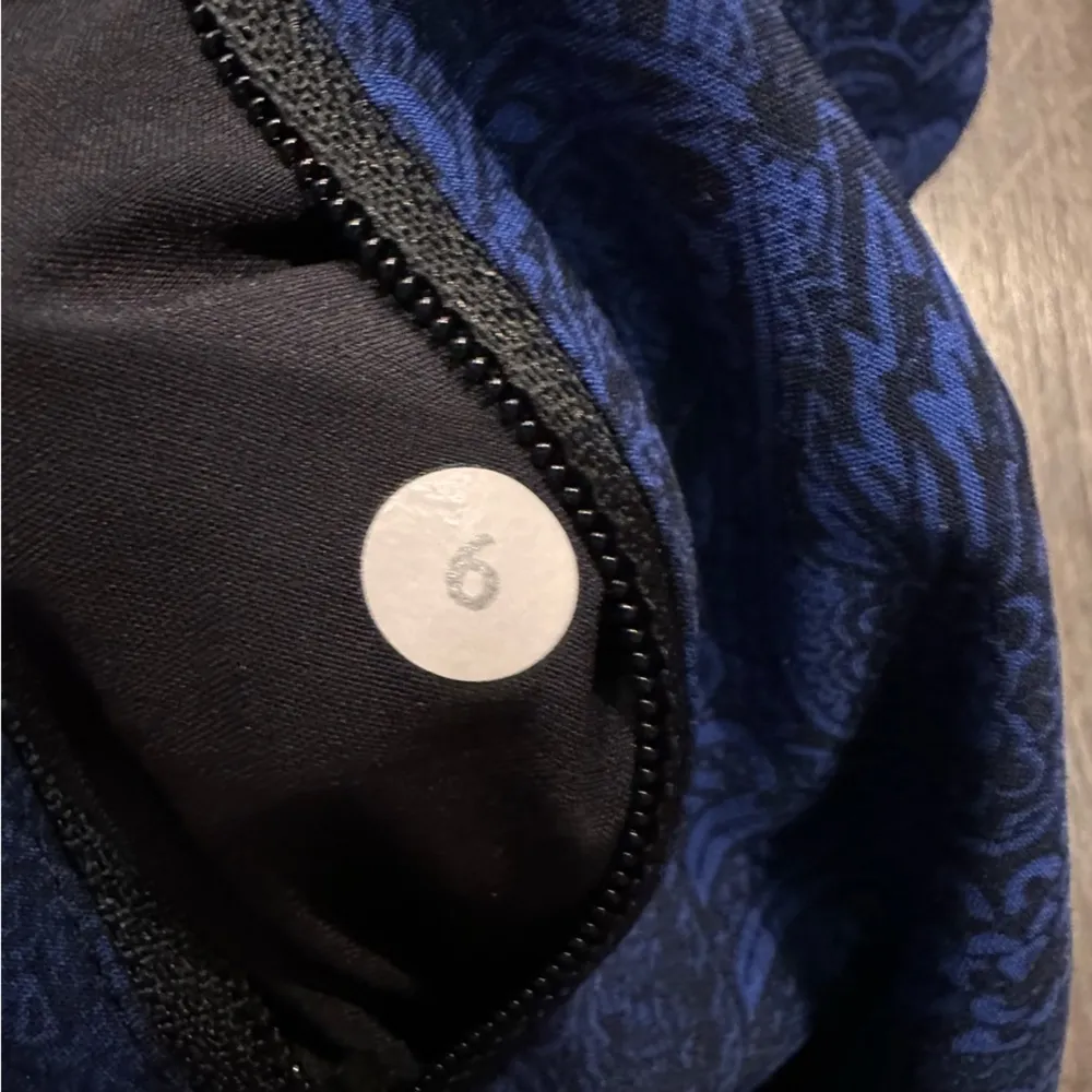 Lululemon Tracker Short IV Mini Antique Paisley Sapphire Blue Black Running Sz 6 - Image 9