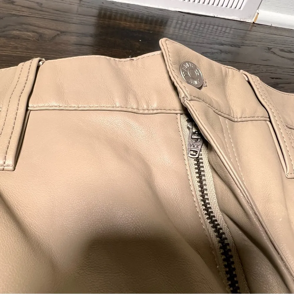 Madewell The Perfect Vintage Straight Jean in Faux Leather (Pumice) - Image 6