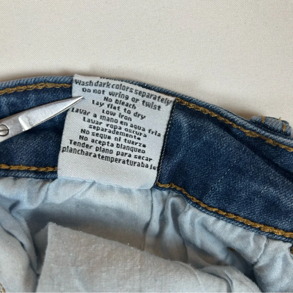 Judy Blue Women's Mid-Rise Distressed Cuffed Denim Jean‎ Shorts Small - Image 6