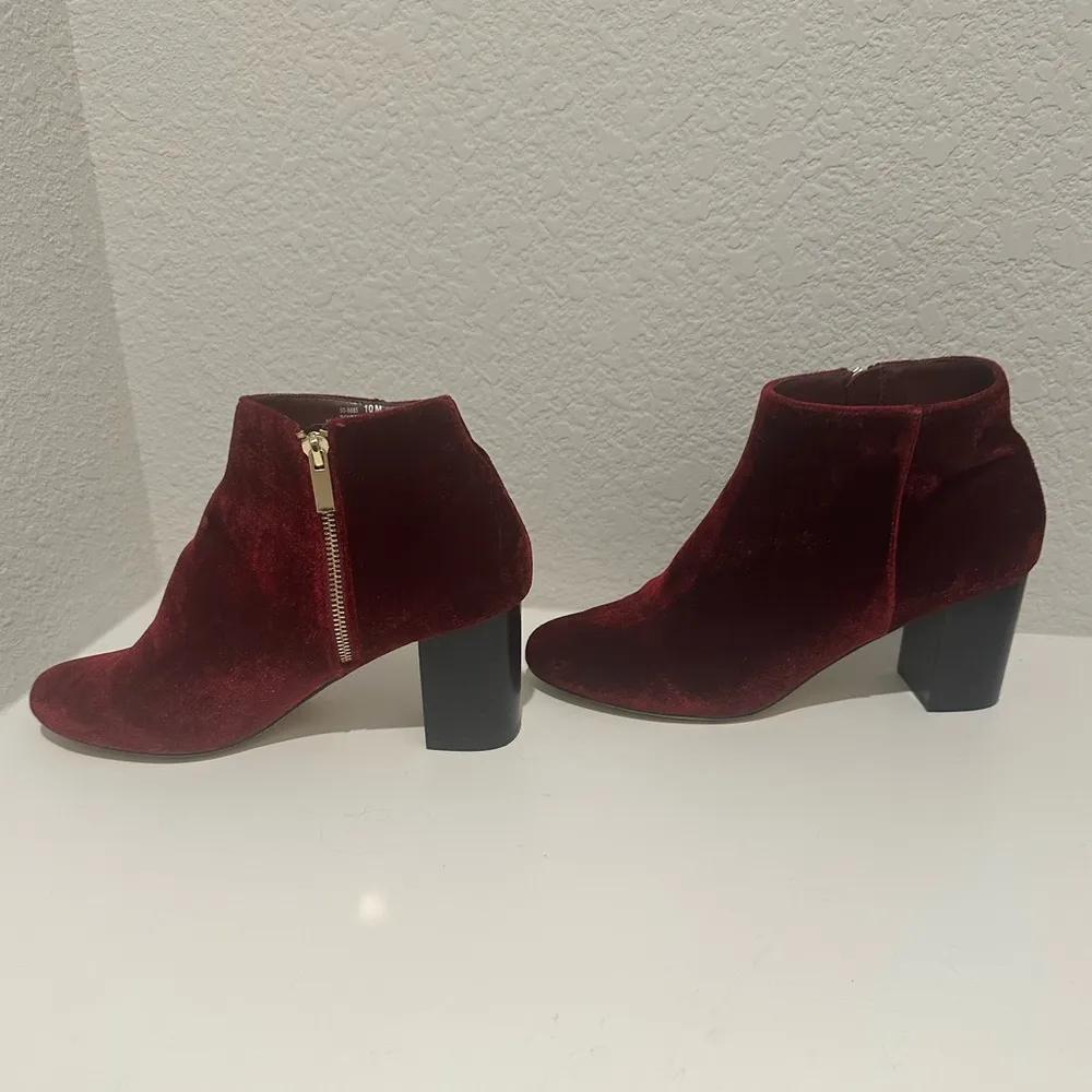Bella Vita Klaudia II Velvet Ankle Boots Burgundy Booties Size 10 - Image 4