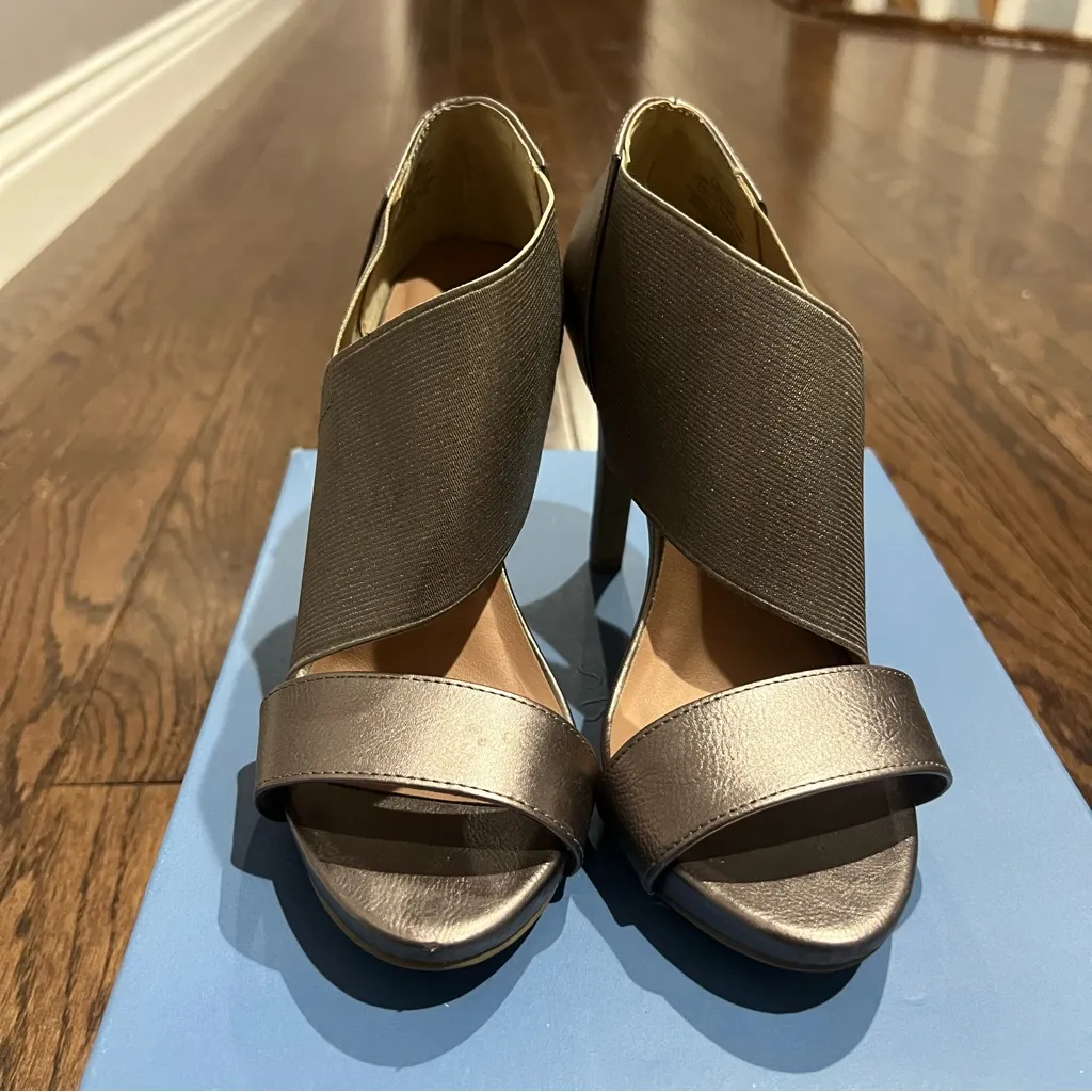 Simply Vera Vera Wang Metallic Pewter Heels - Image 2