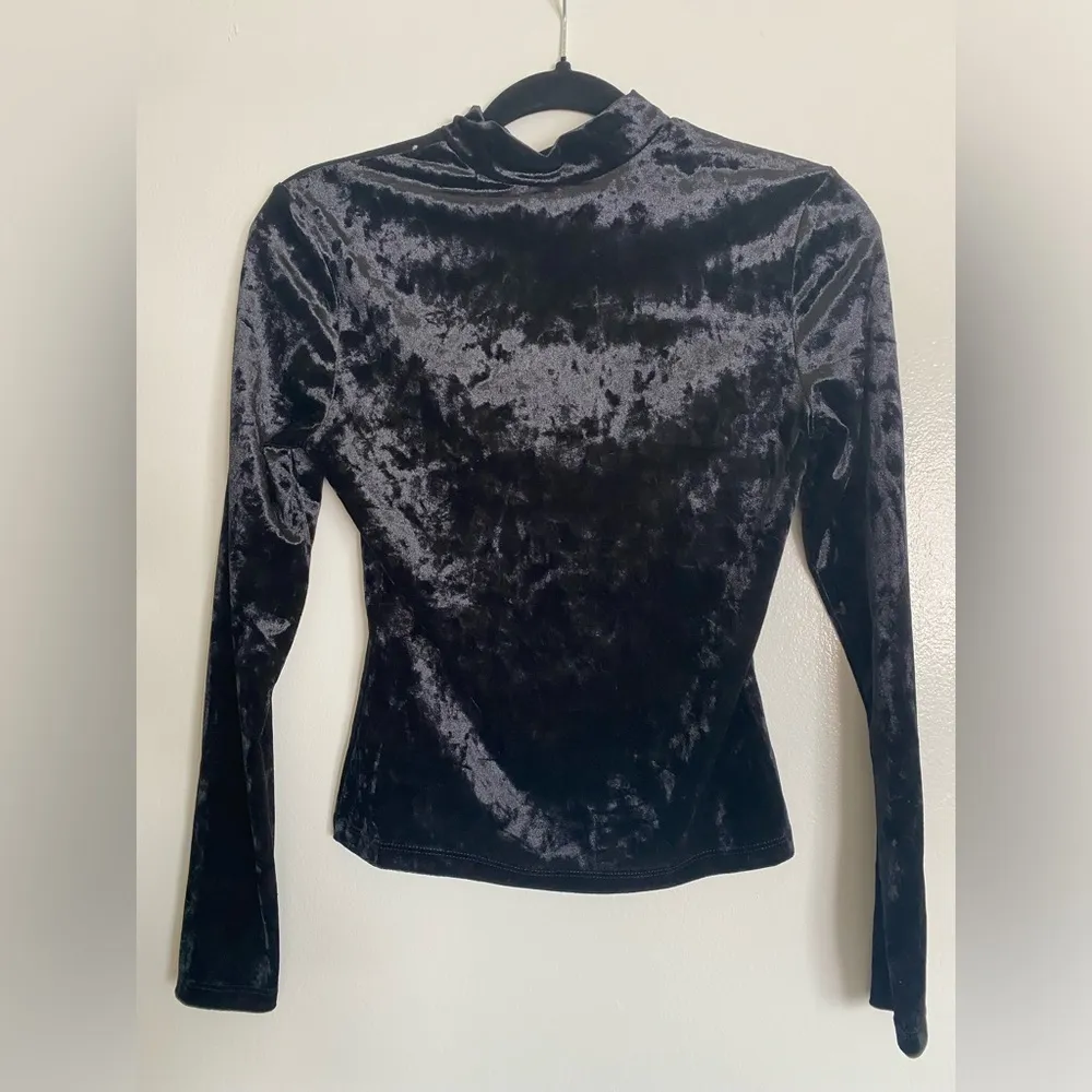 Velvet mock tutleneck top - Image 2