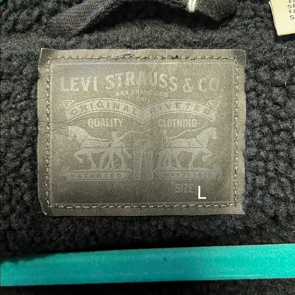 Levi's Levi Women’s Black Sherpa Trucker Jacket with Sherpa Lining. Size: Large - Image 2