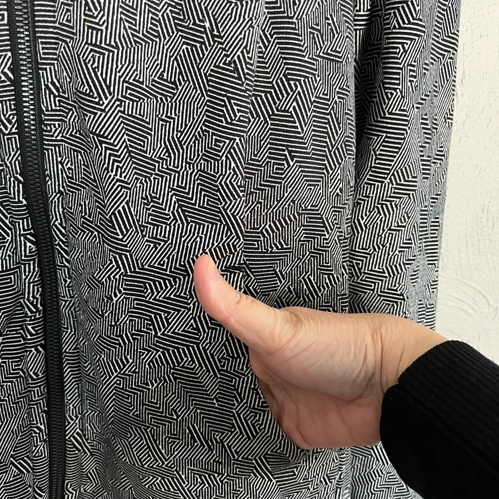 *RARE* Scuba Full Zip Hoodie “SeaWheeze” size 8 in white and black - Image 8