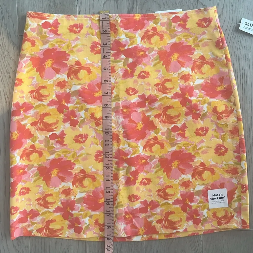 Old Navy High-Waisted Pixie Mini Skirt Size Medium - Image 5