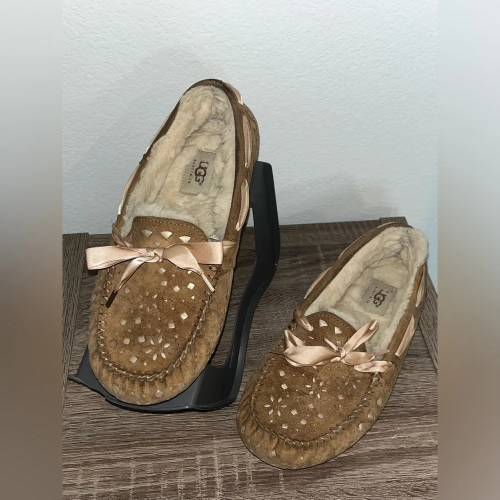 UGG Dakota Sunshine Perf Ribbon Satin Laces Bow Leather Chestnut Slippers Sz 9 - Image 2