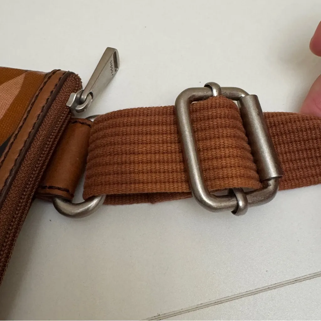 Fossil - Crossbody Purse/Handbag 3 Separate Zippers Gold Polka Dot Interior - Image 15