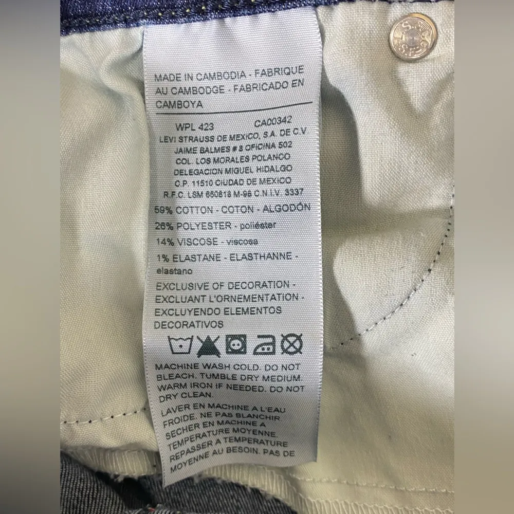 Denizen from Levi’s Women’s 8 Dark washed denim modern skinny Jean shorts - Image 8