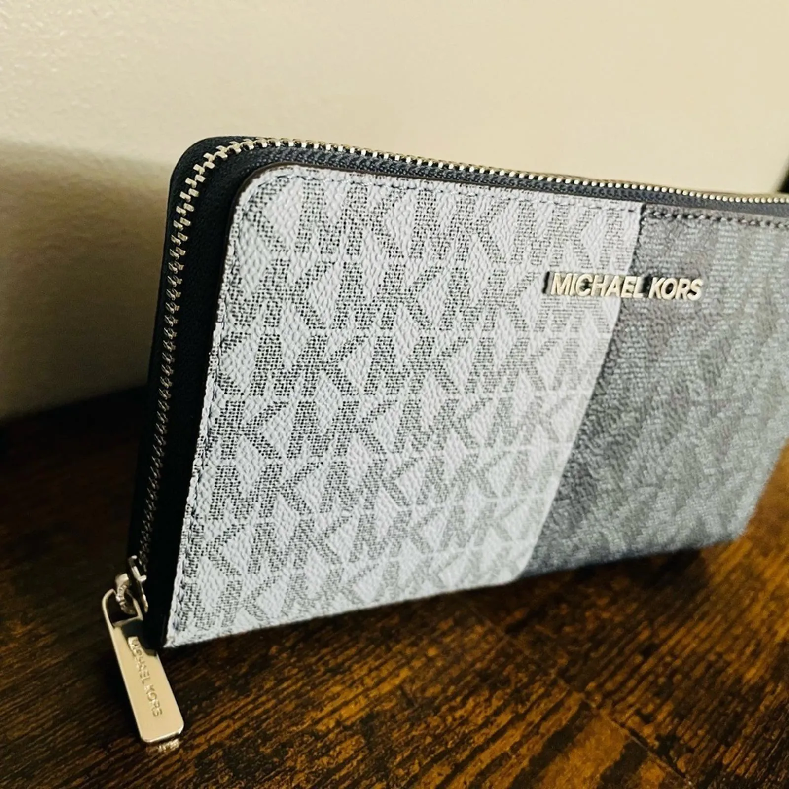 Michael Kors Zip Wallet - Stylish & Functional - Image 4