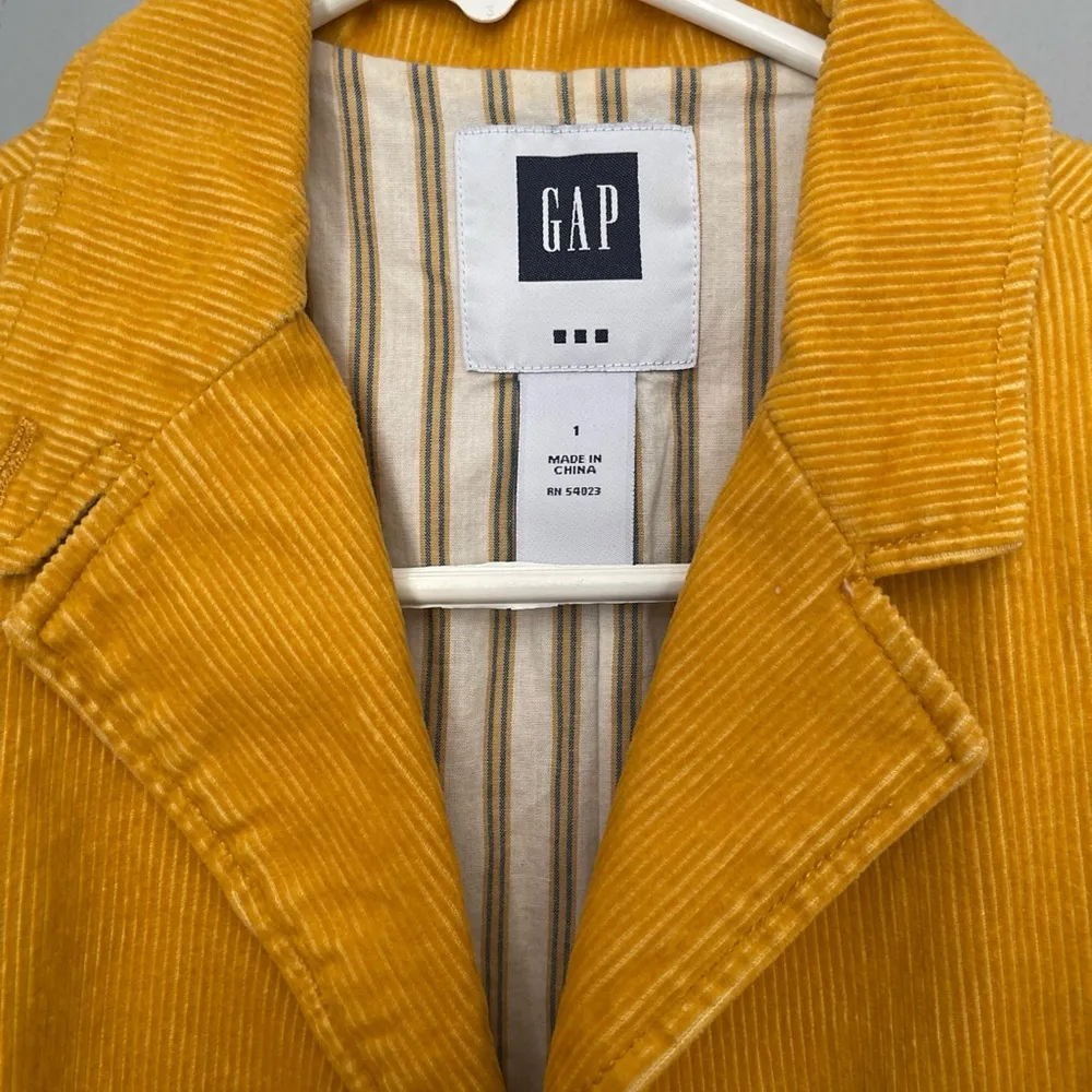 Gap corduroy Woman’s MUSTARD Y2K LINED 3 buttons  preppy, academia size 1 - Image 3