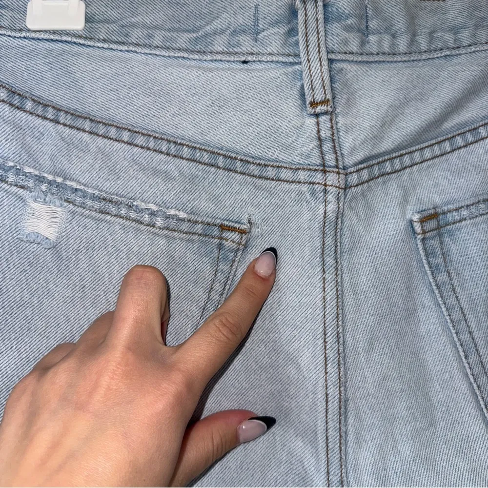 Abercrombie and fitch mid rise boyfriend distressed shorts light wash 30/ 10 - Image 4