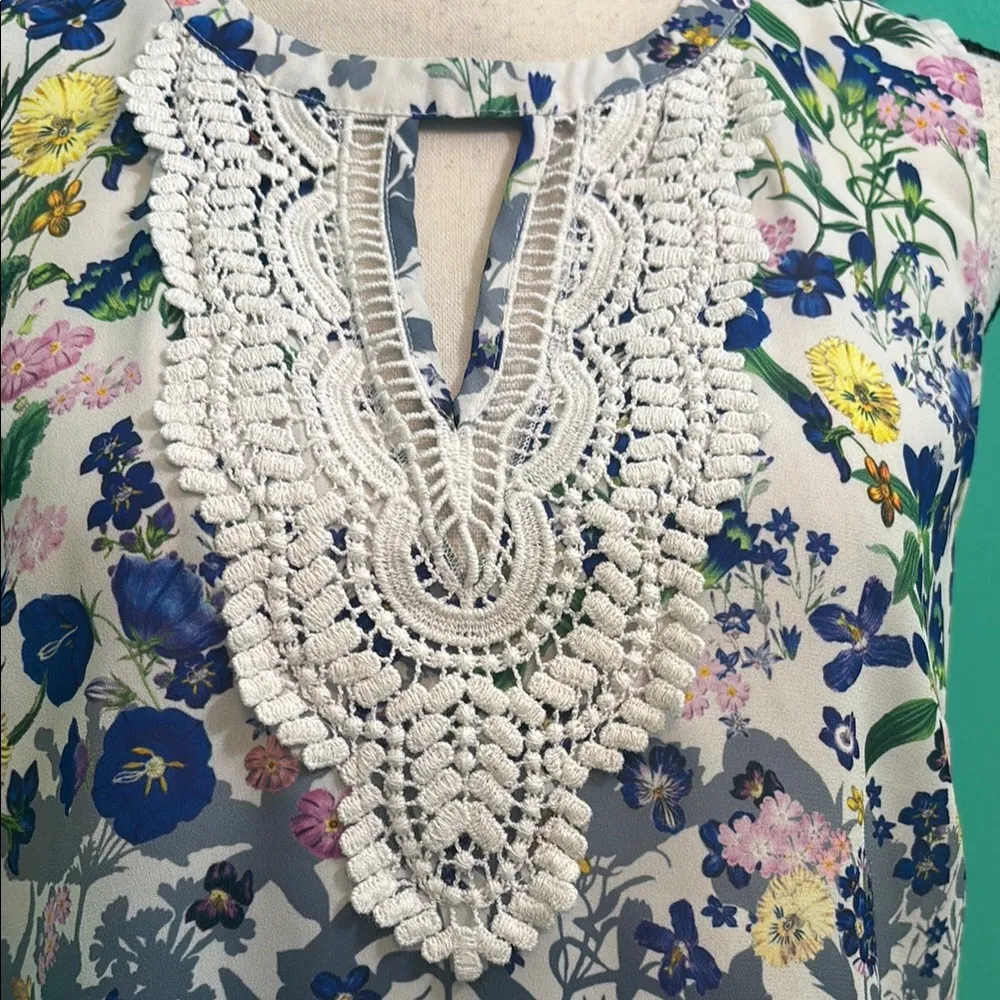 Pale Sky Floral Sleeveless Top with Lace Detail White Size M - Image 4