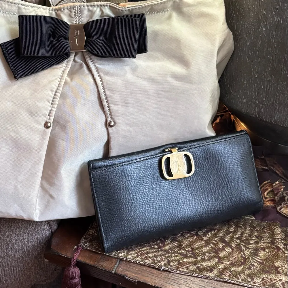 Authentic SALVATORE FERRAGAMO Leather clasp closure continental wallet EUC - Image 3