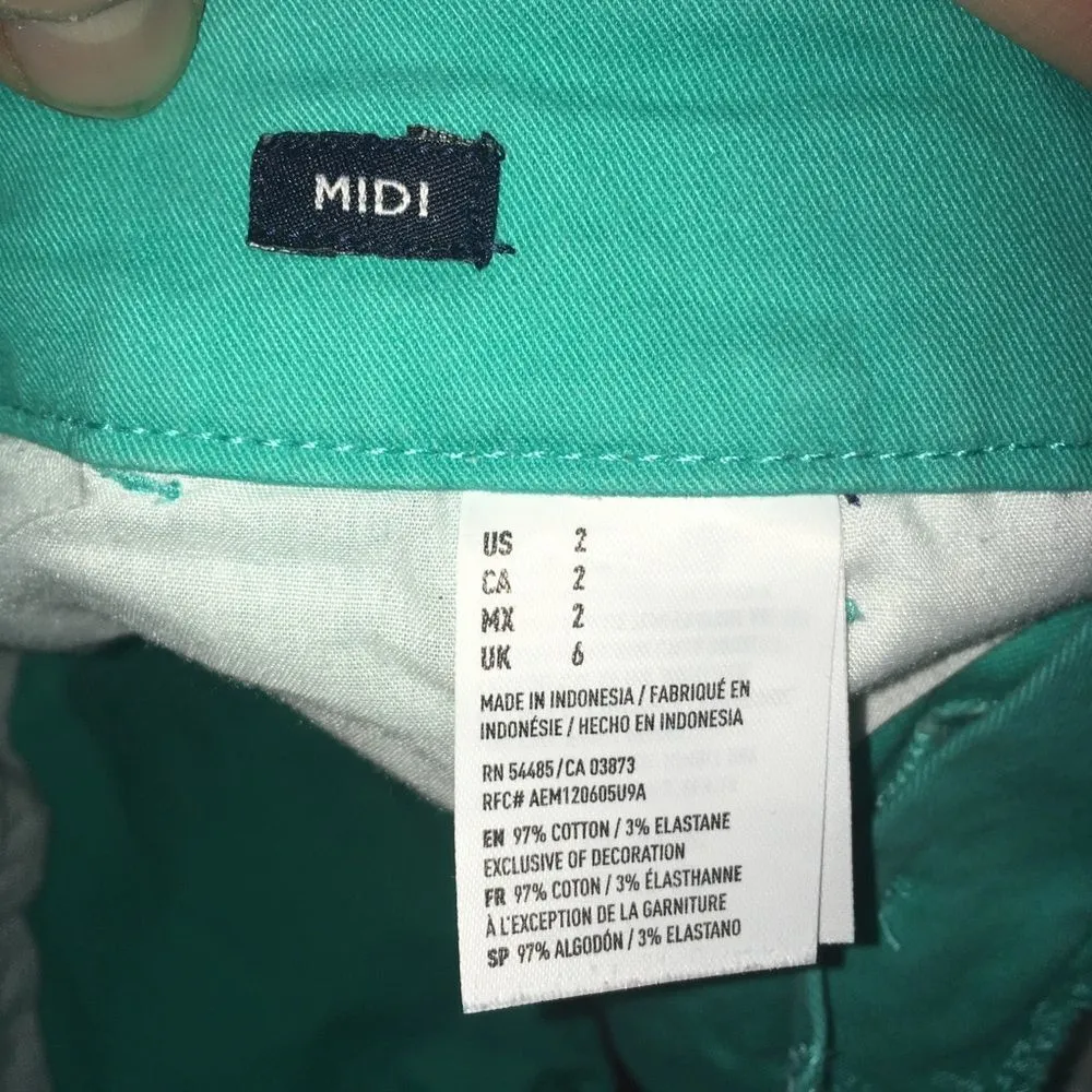 American Eagle green cuffed midi size 2 shorts - Image 2