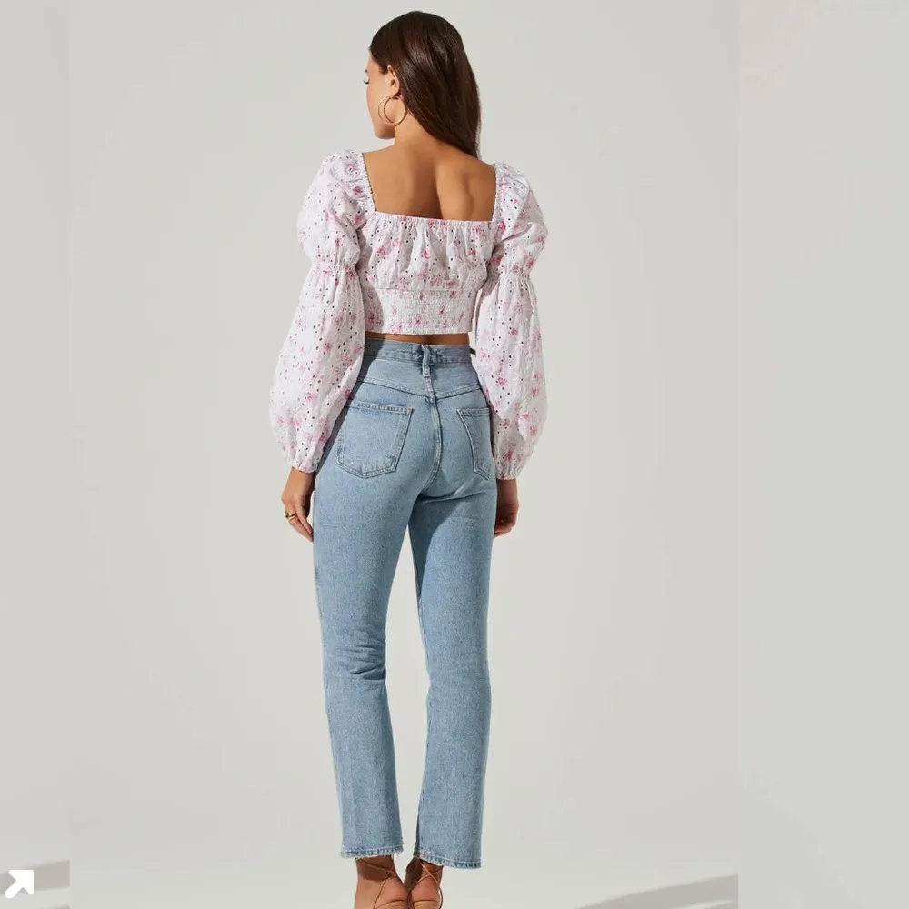 ASTR THE LABEL- VALO FLORAL EYELET LONG SLEEVE CROP TOP SIZE SMALL!!! - Image 3